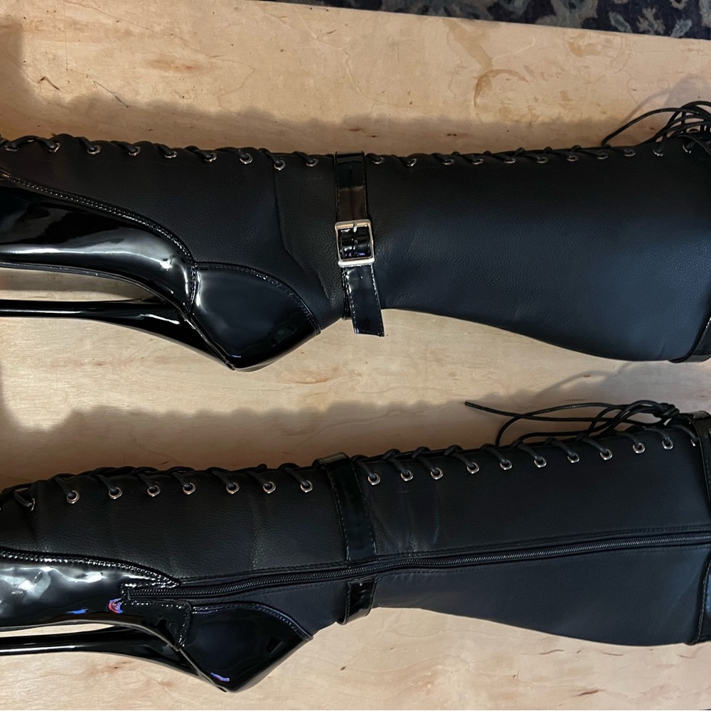 Elegant Black Heeled Boots with Lace-Up Design